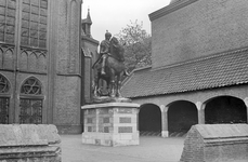 67965 Afbeelding van het standbeeld St.-Martinus op het kerkplein voor de St.-Martinuskerk (Oudegracht 401) te Utrecht, ...